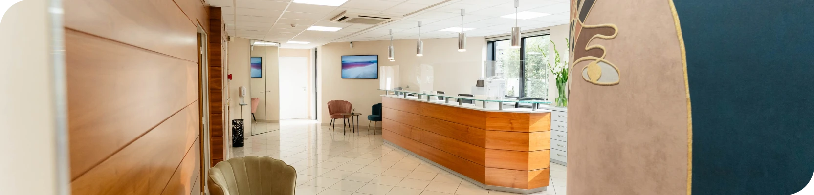 https://peyraverney.mediweb.co/wp-content/uploads/2025/11/entree-reception-cabinet-dentaire.webp
