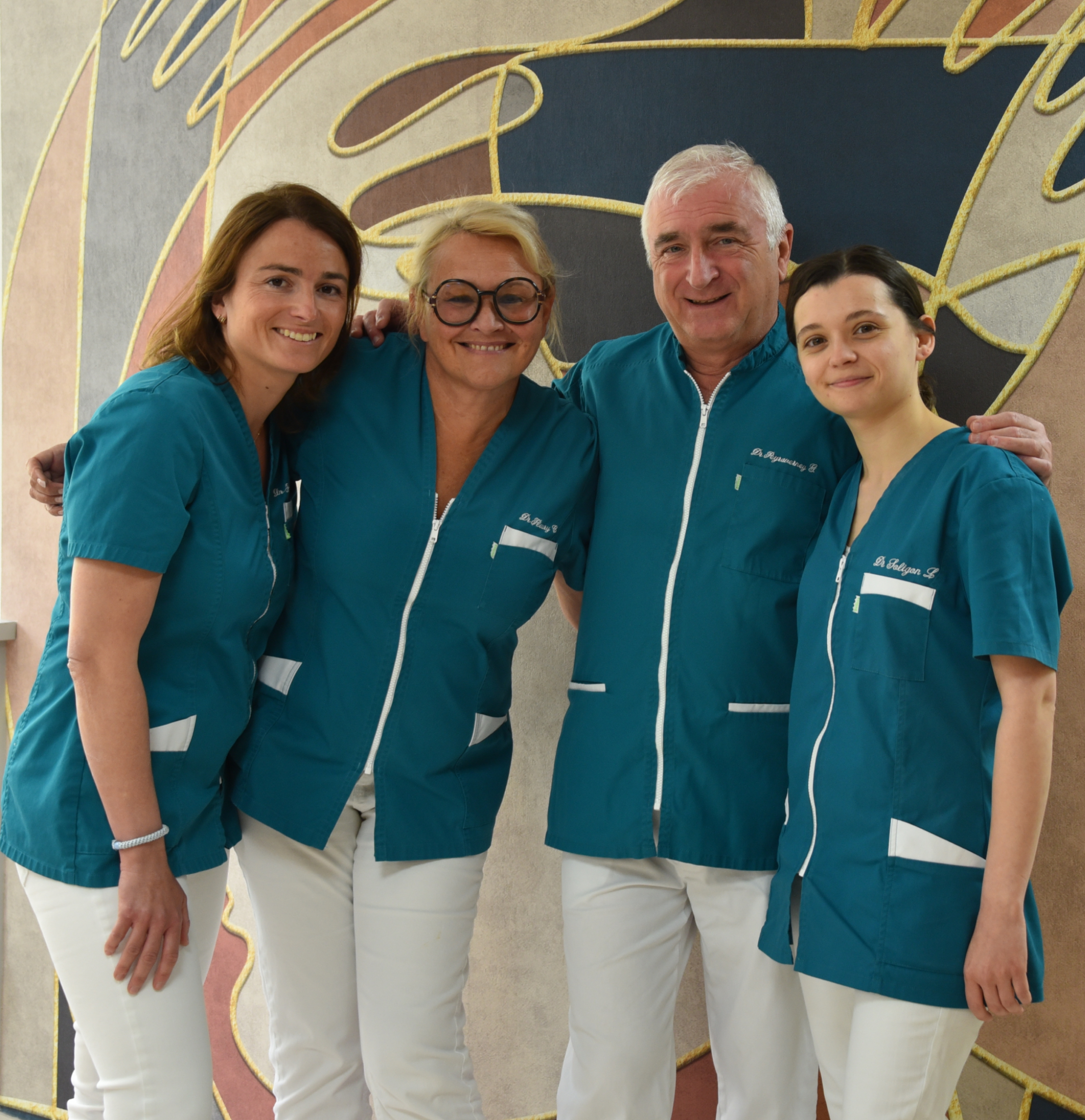 https://peyraverney.mediweb.co/wp-content/uploads/2026/01/equipe-orthodontie-cabinet-dentaire-1.webp